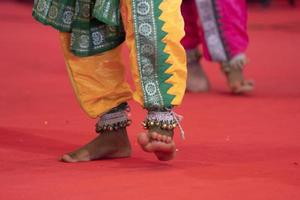 detalle de pie de danza tradicional india foto