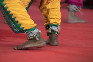 detalle de pie de danza tradicional india foto