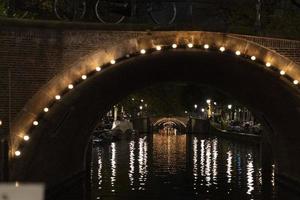 Amsterdam canales crucero a noche foto