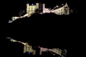 vista del castillo de hohenschwangau por la noche en invierno foto