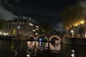 Amsterdam canales crucero a noche foto