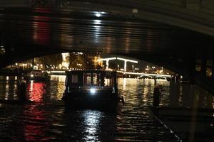 Amsterdam canales crucero a noche foto