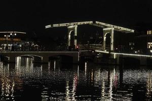 Amsterdam canales crucero a noche puente foto