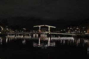 Amsterdam canales crucero a noche puente foto