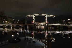 Amsterdam canales crucero a noche puente foto