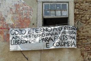 libertad para Colombia y palestina bandera en Lisboa ventana eterno odio para opresión y amor para quien es luchando foto