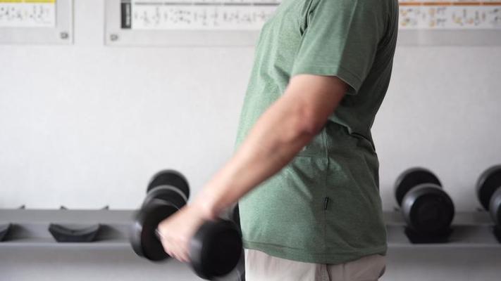 homme faire des exercices dans le intérieur salle de sport, homme levage en  haut une marteau boucle poids exercer. la musculation haltères dans salle  de sport. formation dans aptitude salle de sport.