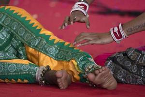 detalle de pie de danza tradicional india foto