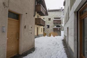 pueblo medieval de bormio valtellina italia bajo la nieve en invierno foto