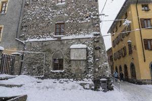 pueblo medieval de bormio valtellina italia bajo la nieve en invierno foto