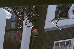 bicicletas en Amsterdam canal reflexión foto