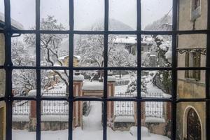 pueblo medieval de bormio valtellina italia bajo la nieve en invierno foto