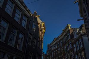 detalle del gancho del edificio del centro de la ciudad de amsterdam foto