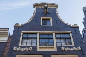 detalle del gancho del edificio del centro de la ciudad de amsterdam foto