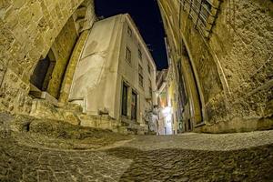 murallas de la ciudad de lisboa por la noche foto