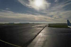 carril de despegue del aeropuerto de schiphol amsterdam foto