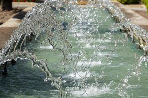 detalle de agua de salpicadura de fuente de cerca foto