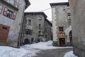 pueblo medieval de bormio valtellina italia bajo la nieve en invierno foto