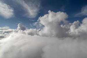 cielo nublado desde la ventana del avión mientras volaba foto