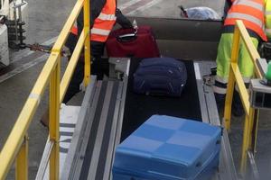 carga de equipaje en avion foto