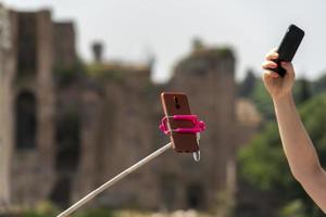 mano tomando una foto selfie con un teléfono inteligente en roma