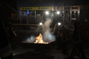 neuschoenau, alemania - 5 de enero de 2019 - celebración de la noche de lousnacht con el espíritu del bosque waldgeister en el pueblo de baviera foto