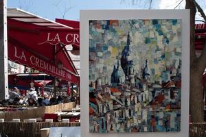 París, Francia - mayo 1 2016 - artista y turista en Montmartre foto