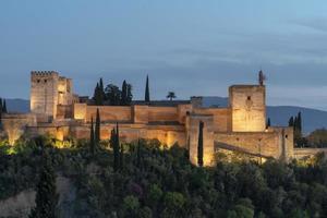 palacio de la fortaleza de la alhambra en granada españa al atardecer foto