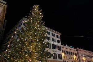 génova, italia - 8 de diciembre de 2018 - celebración navideña que comienza con el sendero iluminado más largo del mundo foto