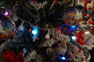 decoraciones del árbol de navidad en el mercado callejero foto