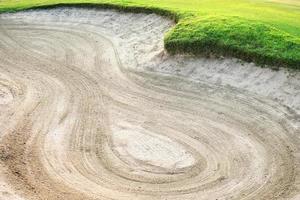 Fondo estético del búnker de arena del campo de golf, utilizado como obstáculos para las competiciones de golf por dificultad y caída del campo por belleza. foto