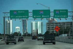 miami, usa - 5 de noviembre de 2018 - miami florida carreteras congestionadas foto