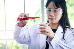 Chinese researchers conduct scientific experiments to develop the coronavirus drug To treat patients photo