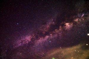 paisaje ver con lechoso camino galaxia y millón estrella en el cielo en noche hora foto