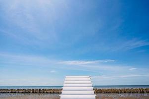 hermosa marina y azul cielo con blanco escalera a el cielo junto a el mar en tailandia.hermosa marina y azul cielo con blanco escalera a el cielo junto a el mar en tailandia foto