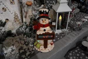 decoraciones del árbol de navidad en el mercado callejero foto