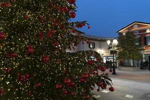 serravalle scrivia, italia - 2 de diciembre de 2018 - comienza la temporada de navidad en designer outled foto