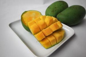 conjunto de mango cubitos y mango rebanadas foto
