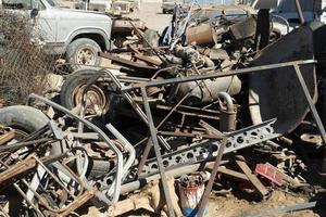 viejas piezas de automóviles abandonadas en depósito de chatarra en baja california sur mexico foto