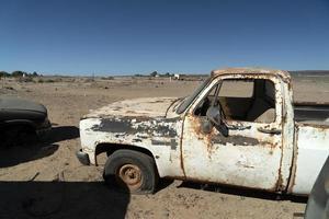 viejo coche abandonado en depósito de chatarra en baja california sur mexico foto