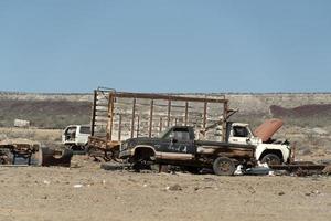 viejo coche abandonado en depósito de chatarra en baja california sur mexico foto