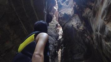 vrouw toerist genieten rivier- Ravijn van wadi mujib met verbazingwekkend gouden licht kleuren. wadi mujib is gelegen in Oppervlakte van dood zee in Jordanië video