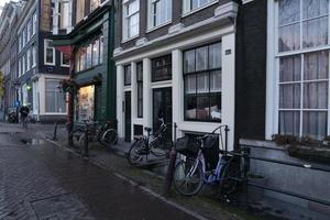 amsterdam, holanda - 25 de febrero de 2020 - canales del casco antiguo foto