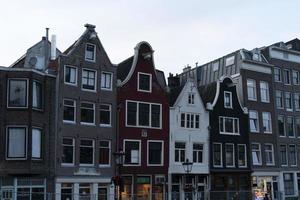 amsterdam, holanda - 25 de febrero de 2020 - canales del casco antiguo foto