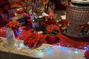 decoraciones del árbol de navidad en el mercado callejero foto