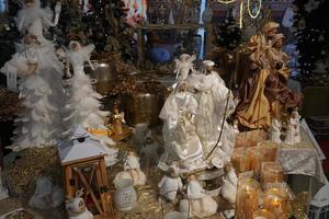 decoraciones del árbol de navidad en el mercado callejero foto