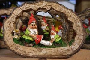 decoraciones del árbol de navidad en el mercado callejero foto