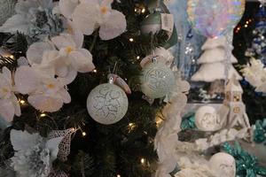 decoraciones del árbol de navidad en el mercado callejero foto