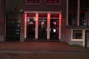 Ámsterdam, Holanda - febrero 25 2020 - rojo ligero distrito en el antiguo pueblo foto