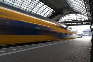 amsterdam, países bajos - 25 de febrero de 2020 - tren que llega a la estación central del casco antiguo foto